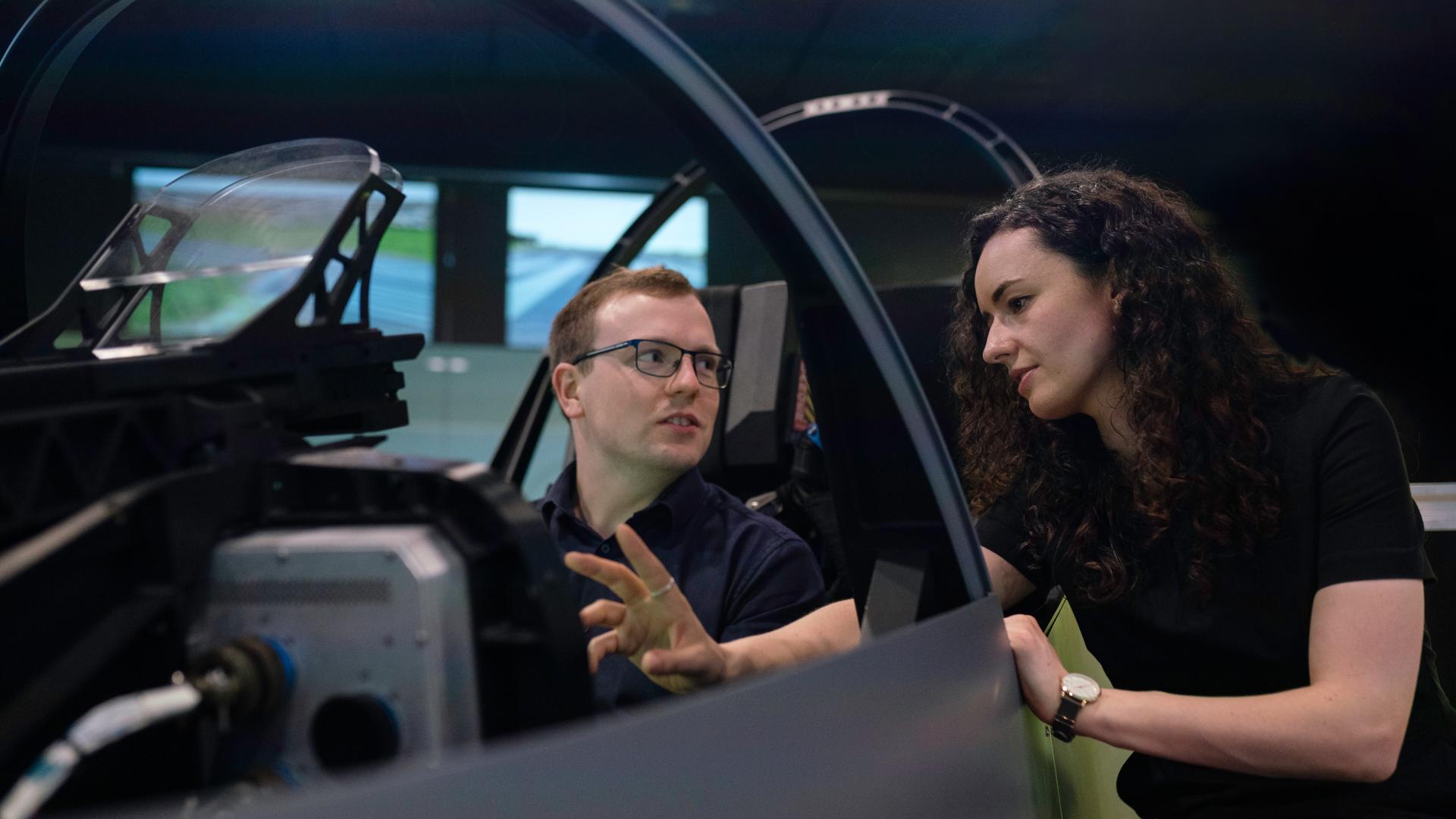 Une dame qui conseille un pilote