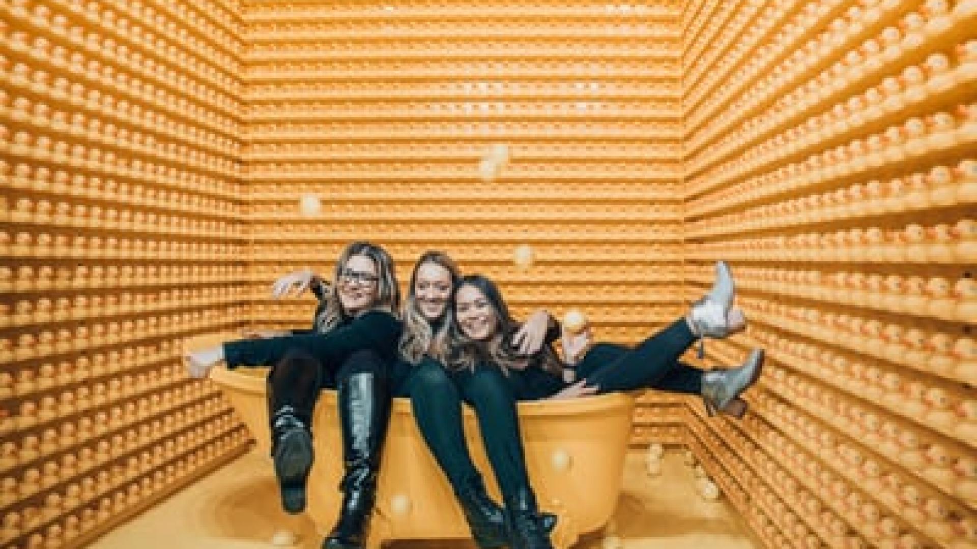 3 filles dans une baignoire