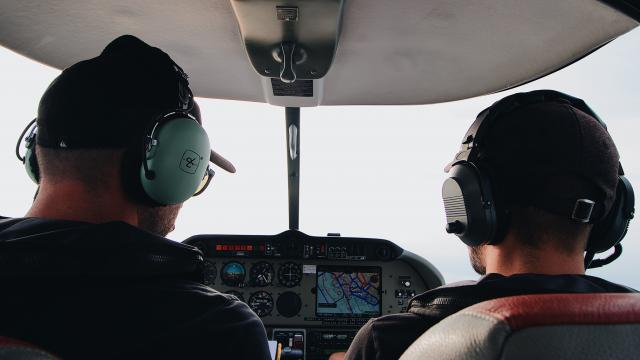 Deux pilotes au commande d'un avion